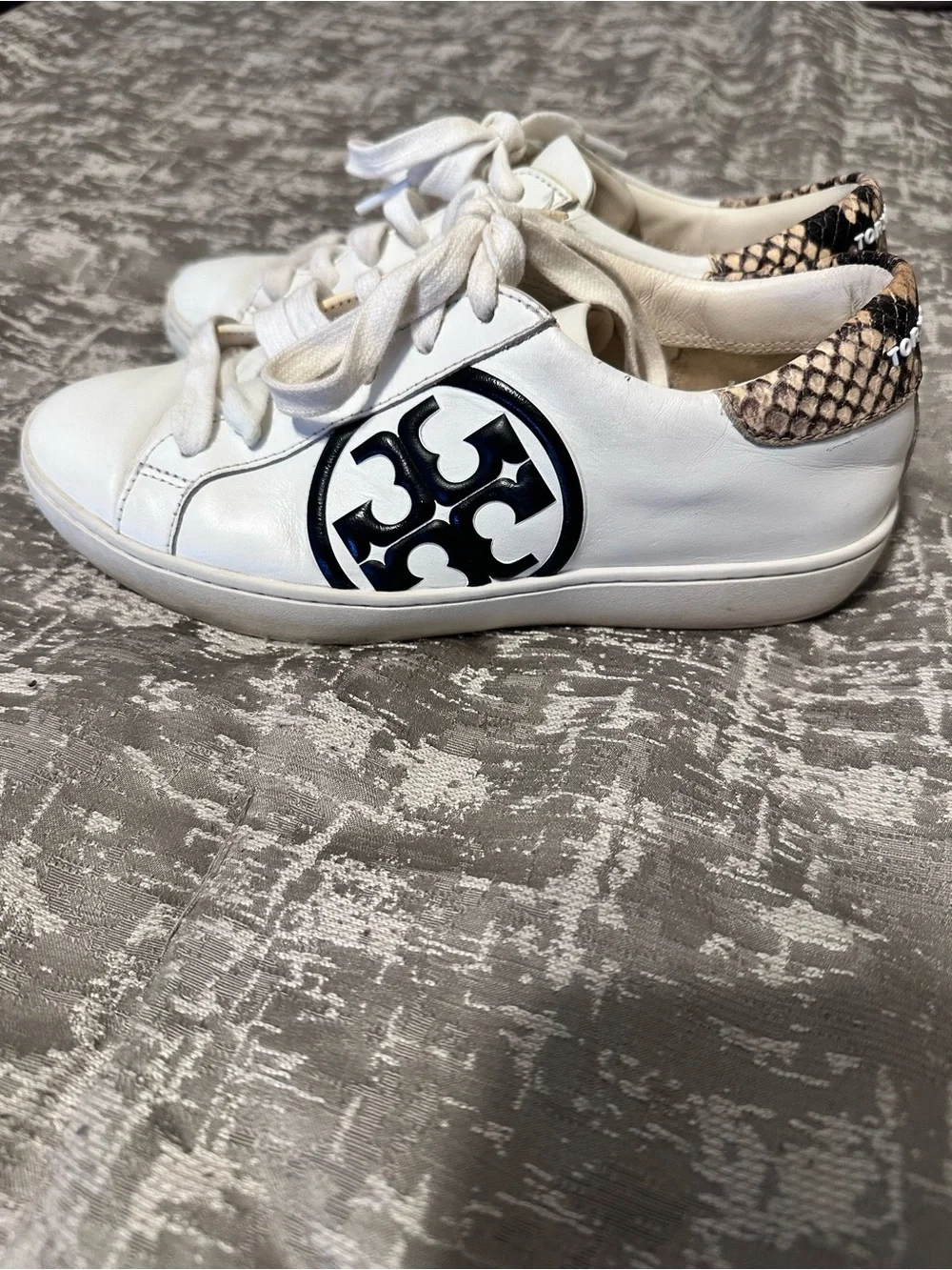 Tory Burch Leigh T-Logo Sneaker Size 5